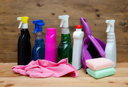 家务放置.洗涤剂,肥皂,洗衣店和刷子为房屋
